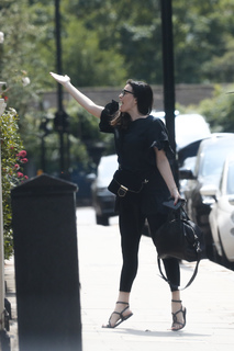 Liv Tyler feet photo thumbnail