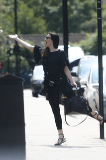 Liv Tyler feet photo thumbnail