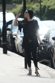 Liv Tyler feet photo thumbnail