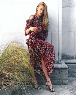 Xenia Tchoumitcheva feet photo thumbnail