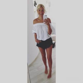 Holly Willoughby feet photo thumbnail