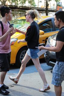 Kirsten Dunst feet photo thumbnail
