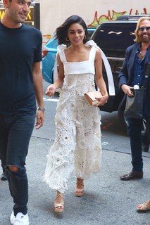 Vanessa Hudgens feet photo thumbnail
