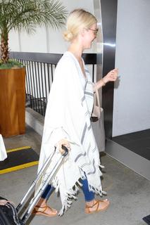 Julianne Hough feet photo thumbnail