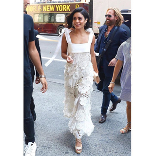 Vanessa Hudgens feet photo thumbnail