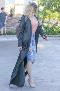 Khloé Kardashian feet photo thumbnail