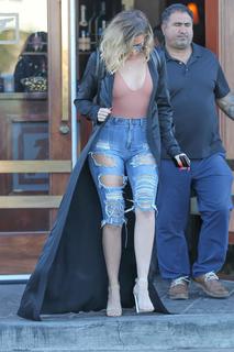 Khloé Kardashian feet photo thumbnail
