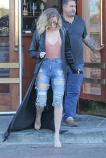 Khloé Kardashian feet photo thumbnail