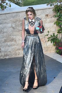 Bella Thorne feet photo thumbnail