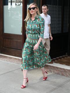 Kirsten Dunst feet photo thumbnail