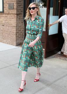 Kirsten Dunst feet photo thumbnail