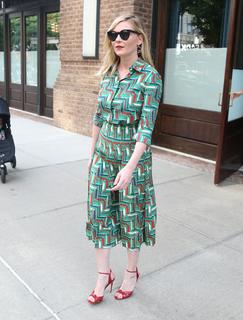 Kirsten Dunst feet photo thumbnail