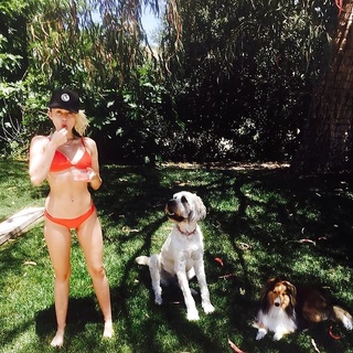Miley Cyrus feet photo thumbnail