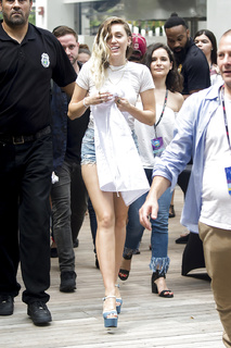 Miley Cyrus feet photo thumbnail