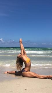 Kino MacGregor feet photo thumbnail