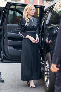 Kirsten Dunst feet photo thumbnail