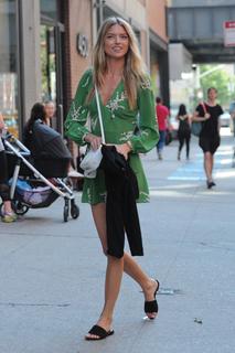 Martha Hunt feet photo thumbnail
