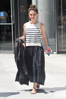 Rachel Bilson feet photo thumbnail