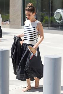 Rachel Bilson feet photo thumbnail