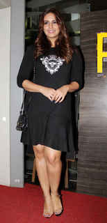 Huma Qureshi feet photo thumbnail