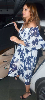 Sonakshi Sinha feet photo thumbnail