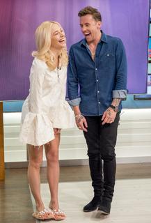 Pixie Lott feet photo thumbnail