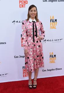 Aubrey Plaza feet photo thumbnail