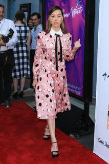 Aubrey Plaza feet photo thumbnail
