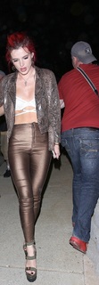 Bella Thorne feet photo thumbnail