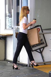 Ellen Pompeo feet photo thumbnail