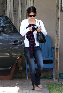 Rachel Bilson feet photo thumbnail