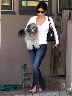 Rachel Bilson feet photo thumbnail