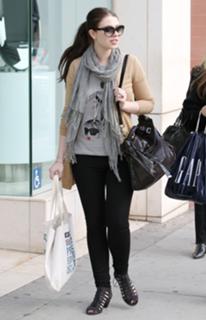 Michelle Trachtenberg feet photo thumbnail