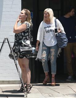 Tori Spelling feet photo thumbnail