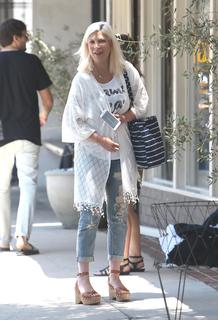 Tori Spelling feet photo thumbnail