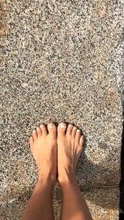Kino MacGregor feet photo thumbnail