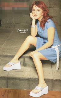Dulce María feet photo thumbnail