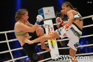 Karolina Kowalkiewicz feet photo thumbnail