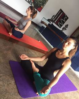 Isis Valverde feet photo thumbnail