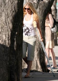 Gwyneth Paltrow feet photo thumbnail