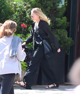 Ashley Olsen feet photo thumbnail