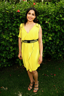 Freida Pinto feet photo thumbnail