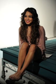 Vanessa Hudgens feet photo thumbnail