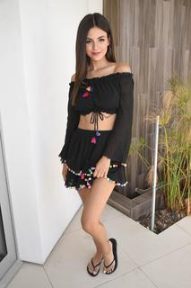 Victoria Justice feet photo thumbnail