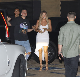Khloé Kardashian feet photo thumbnail