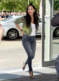 Nicole Scherzinger feet photo thumbnail