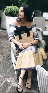 Sonam Kapoor feet photo thumbnail