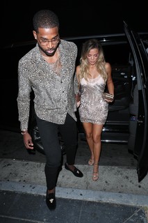 Khloé Kardashian feet photo thumbnail