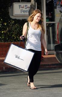 Hilary Duff feet photo thumbnail