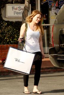 Hilary Duff feet photo thumbnail